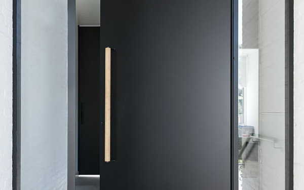 125.1-FritsJurgens-steel-pivoting-front-door