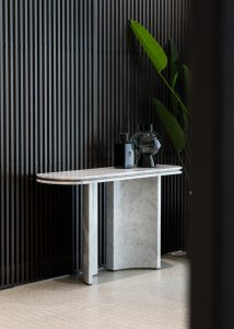 Mẫu console Ercole của thương hiệu Captial Collection Furniture xa xỉ đến từ nước Ý. 
