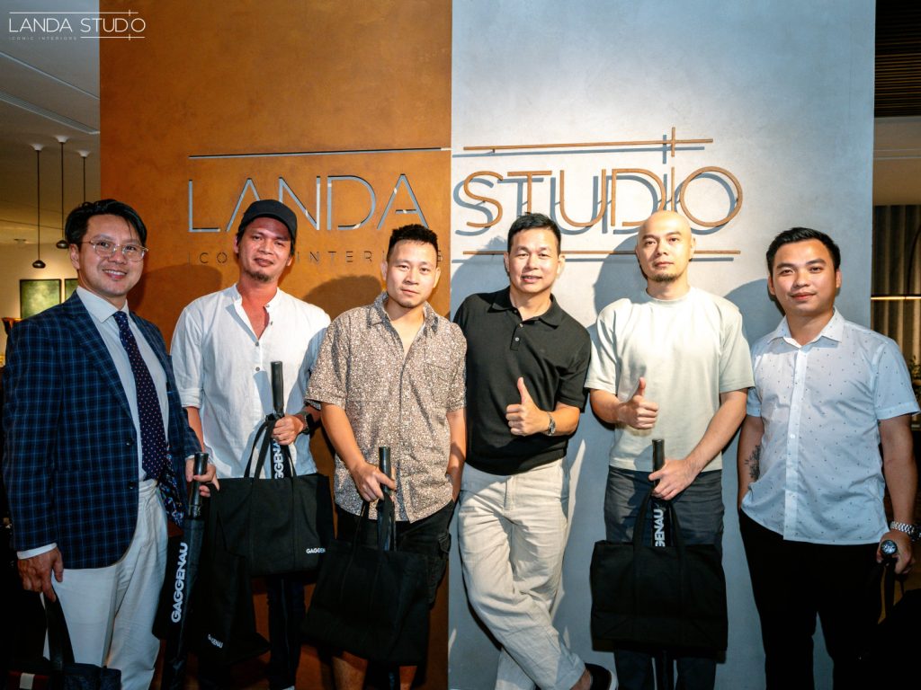 Ông Đặng Văn Long, Giám đốc Landa Studio, chụp ảnh lưu niệm cùng khách mời tại Event.